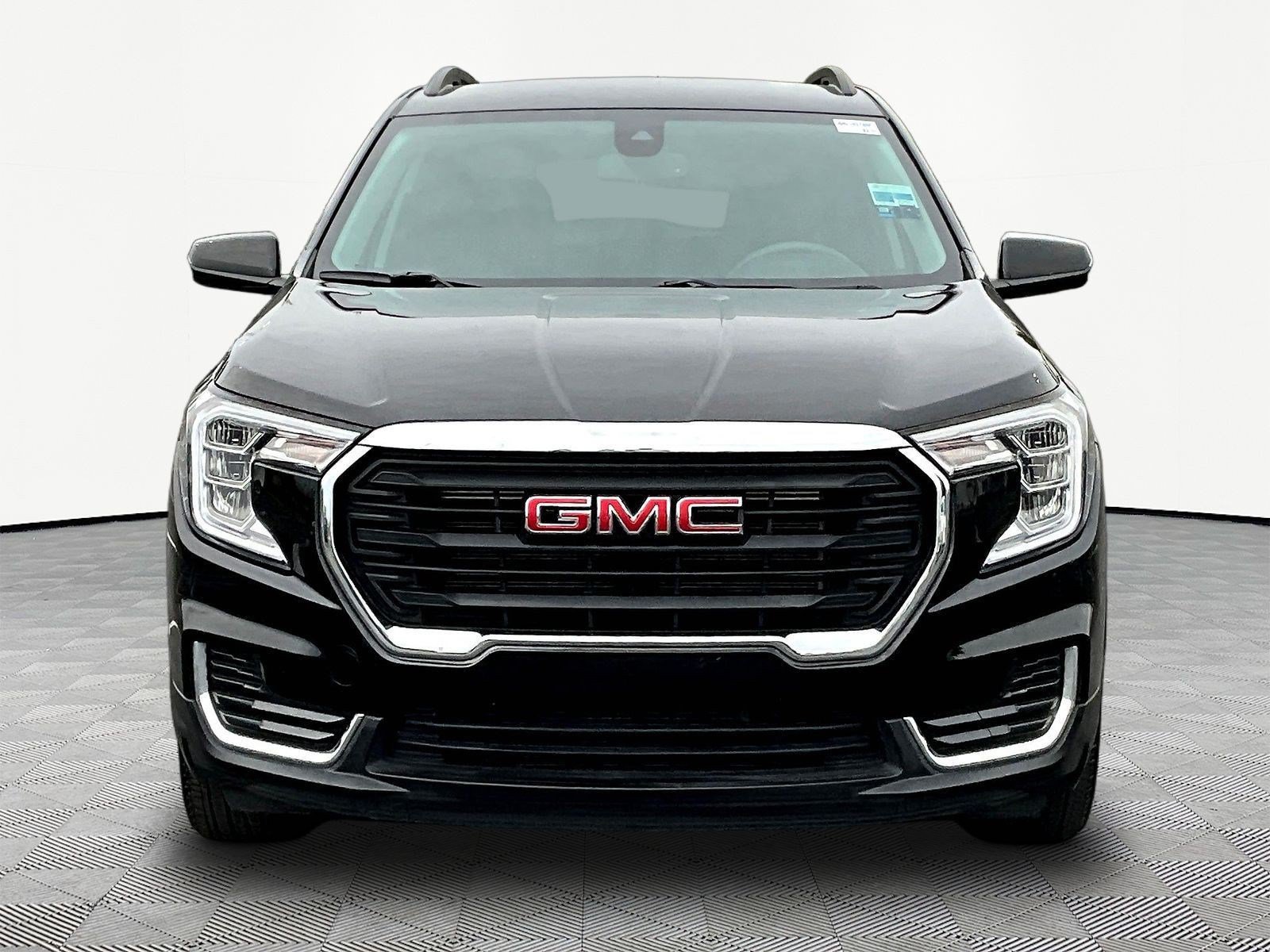 Used 2024 GMC Terrain SLE w/ Driver Convenience Package FWD image 2