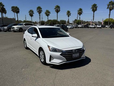 Used 2019 Hyundai Elantra SE w/ Cargo Package FWD image 3
