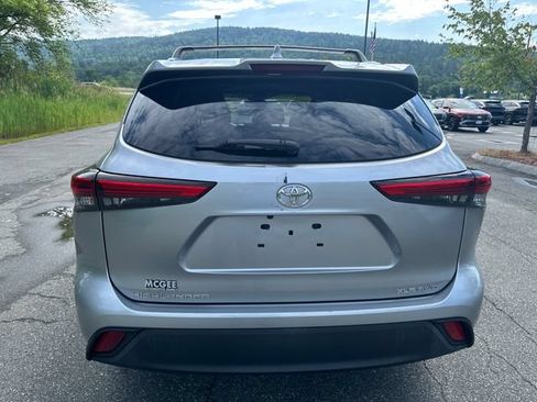 Used 2021 Toyota Highlander XLE AWD/4WD image 4