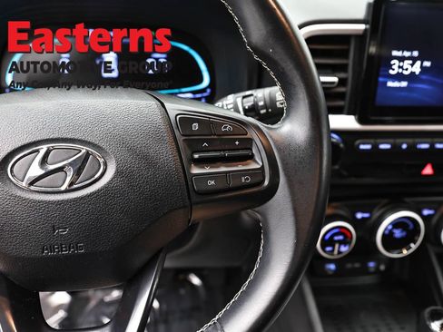 Used 2023 Hyundai Venue Limited FWD image 16