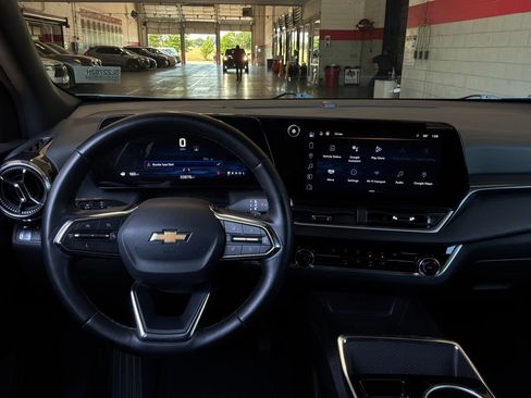 Used 2025 Chevrolet Equinox LT FWD image 12