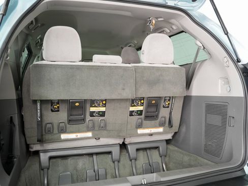 Used 2015 Toyota Sienna LE image 29