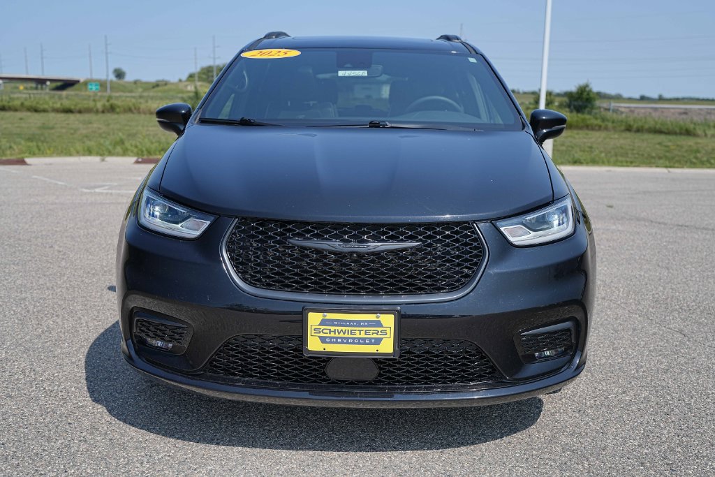 Used 2025 Chrysler Pacifica Limited FWD image 2