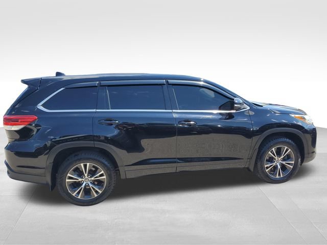 Used 2017 Toyota Highlander Plus AWD/4WD image 3