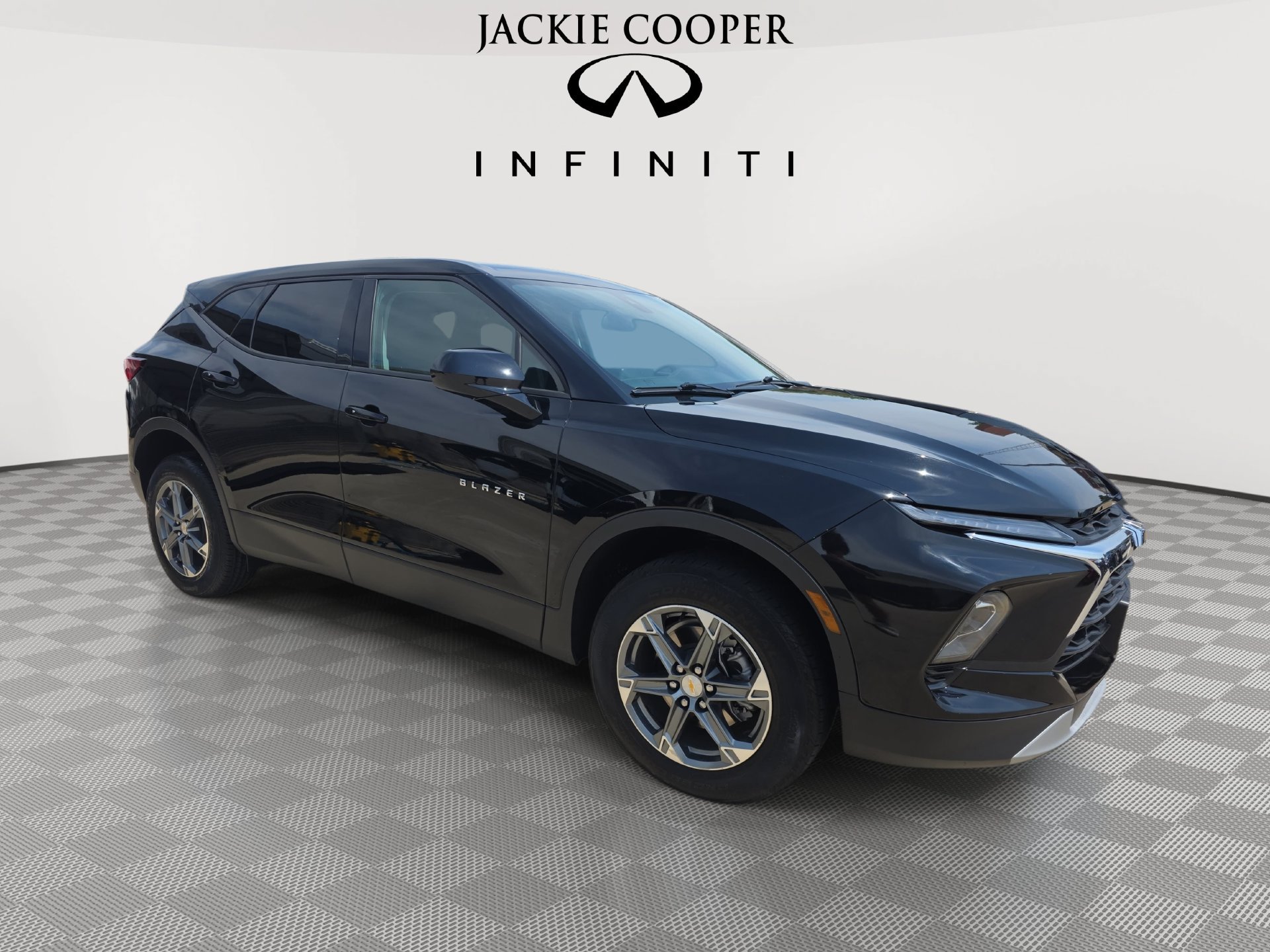 Used 2025 Chevrolet Blazer LT FWD image 3