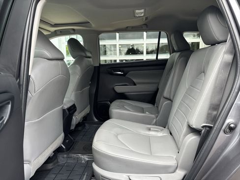 Used 2022 Toyota Highlander XLE AWD/4WD image 7