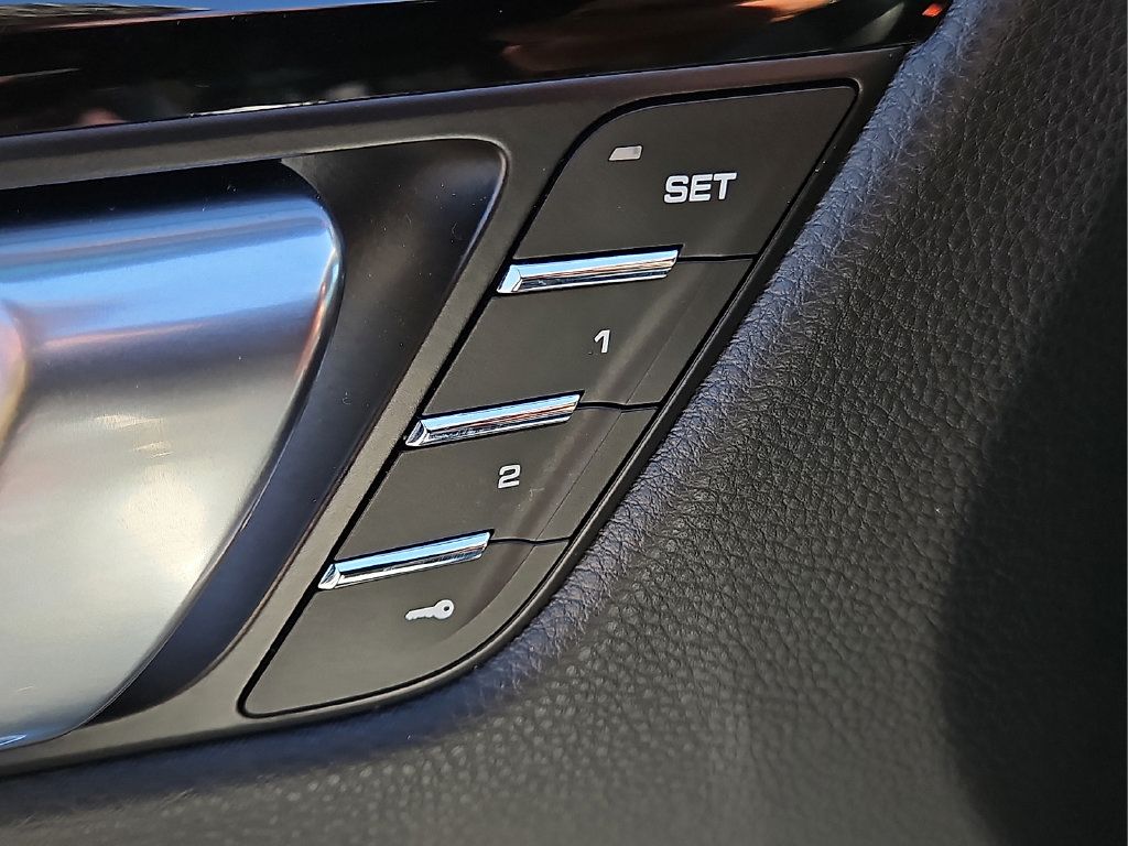 Used 2023 Porsche Macan Turbo AWD/4WD image 12
