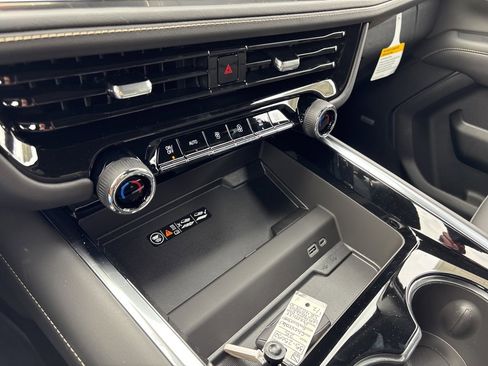 New 2025 Chevrolet Suburban Premier image 31