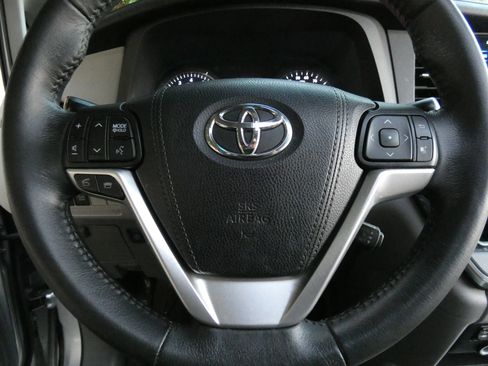 Used 2015 Toyota Sienna XLE image 57