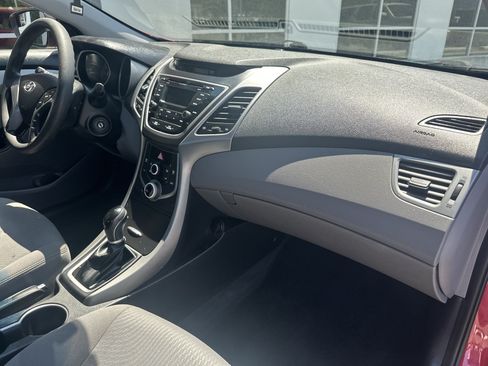 Used 2015 Hyundai Elantra SE FWD image 23