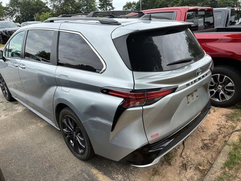 Used 2022 Toyota Sienna XSE FWD image 6