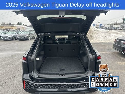Used 2025 Volkswagen Tiguan SE R-Line image 27