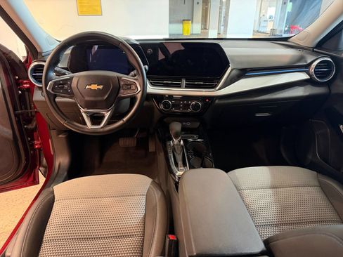 Used 2025 Chevrolet Trax LT w/ LT Convenience Package FWD image 32