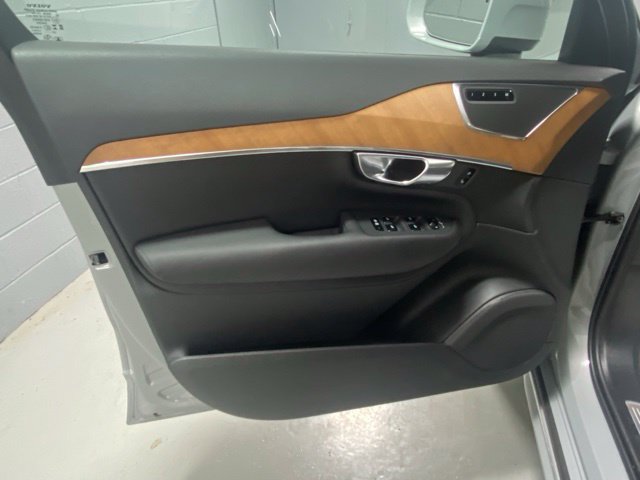 Used 2025 Volvo XC90 T8 Plus w/ Protection Package Premier AWD/4WD image 7