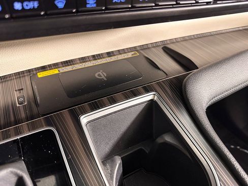 Used 2024 Toyota Sienna Limited image 53