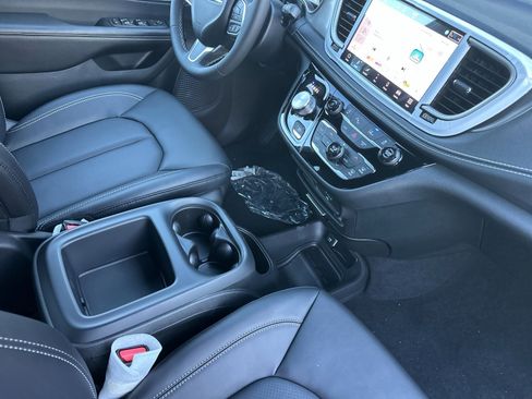 New 2026 Chrysler Pacifica Select image 18