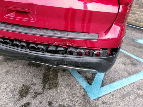 Used 2019 Ford Explorer XLT w/ Equipment Group 202A image 6