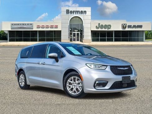 Used 2023 Chrysler Pacifica Touring-L FWD image 1