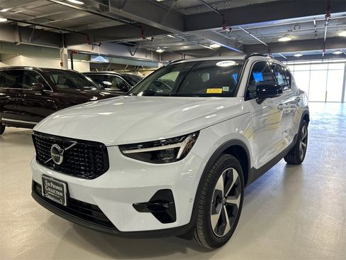 Used 2026 Volvo XC40 B5 Plus w/ Protection Package Premier image 5