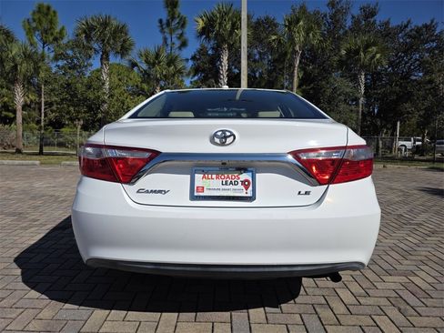 Used 2015 Toyota Camry LE image 10