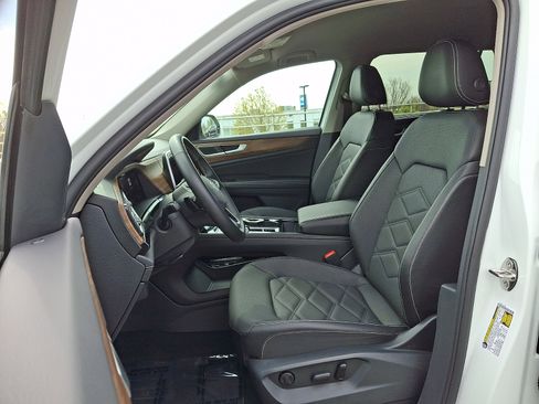 Used 2025 Volkswagen Atlas SE image 14