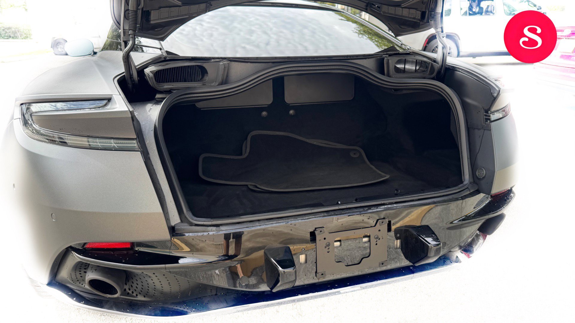 Used 2024 Aston Martin DB12 Coupe RWD image 7