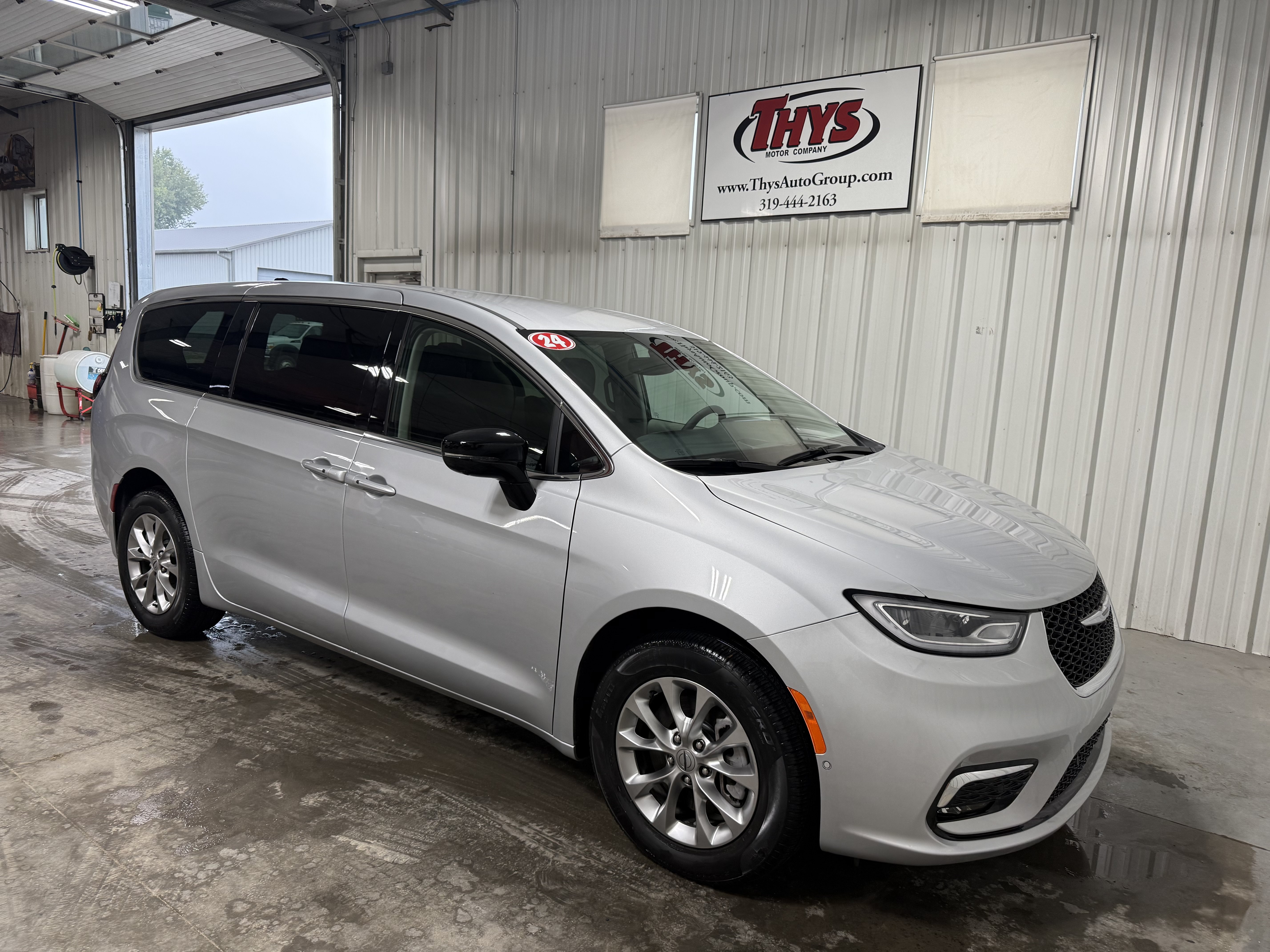 Used 2024 Chrysler Pacifica Touring-L w/ Uconnect Theater Family Group AWD/4WD image 1