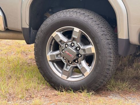 Used 2025 GMC Sierra 3500 SLT w/ SLT Premium Package AWD/4WD image 9
