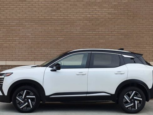 Used 2026 Nissan Kicks SV w/ SV Premium Package FWD image 2