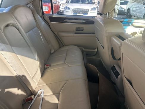 Used 2010 Lincoln Town Car Signature Limited image 6