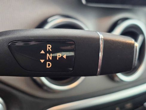 Used 2020 Mercedes-Benz GLA 250 4MATIC w/ Premium Package image 31