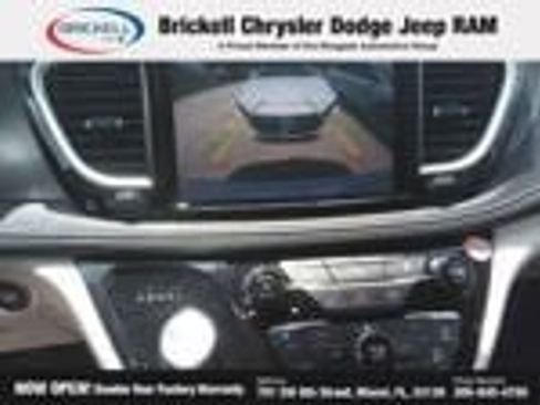 Used 2024 Chrysler Pacifica Limited FWD image 17