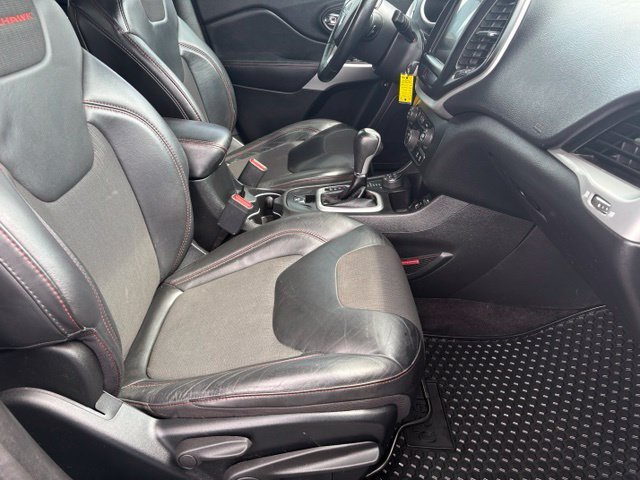 Used 2018 Jeep Cherokee Trailhawk w/ Cold Weather Group AWD/4WD image 18