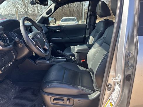 Used 2022 Toyota Tacoma TRD Off-Road w/ TRD Premium Off Road Package image 12