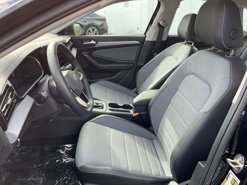 Used 2025 Volkswagen Jetta SE image 36