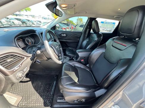 Used 2019 Jeep Cherokee Trailhawk w/ Cold Weather Group AWD/4WD image 22
