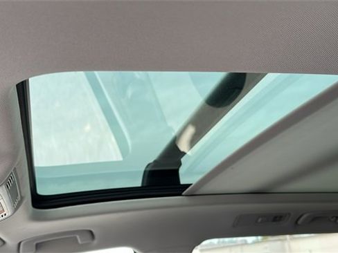 Used 2024 Volkswagen Tiguan SE image 11