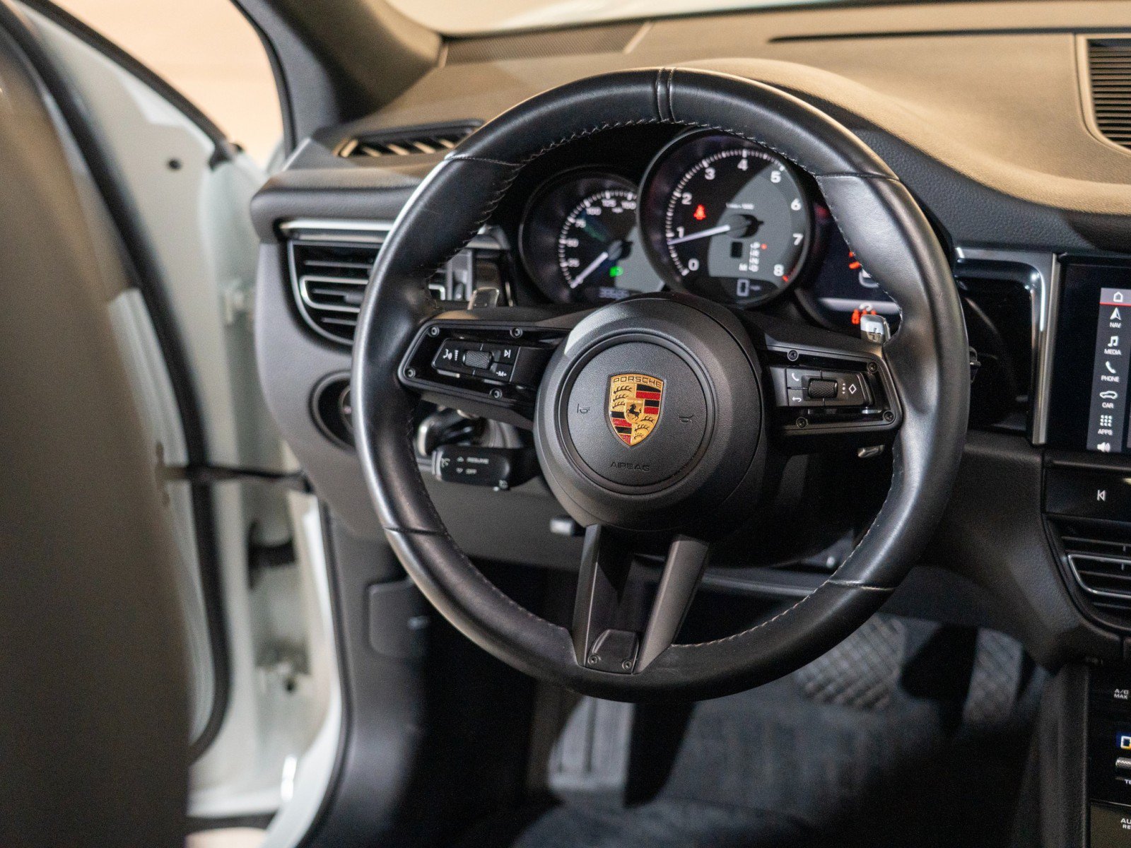 Certified 2022 Porsche Macan AWD/4WD image 25