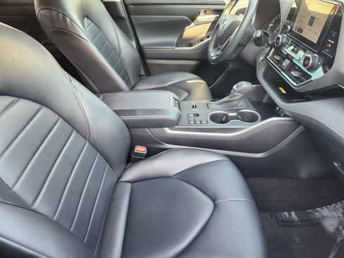 Used 2023 Toyota Highlander XLE FWD image 19