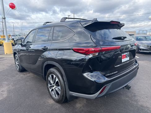 Used 2023 Toyota Highlander XLE image 12