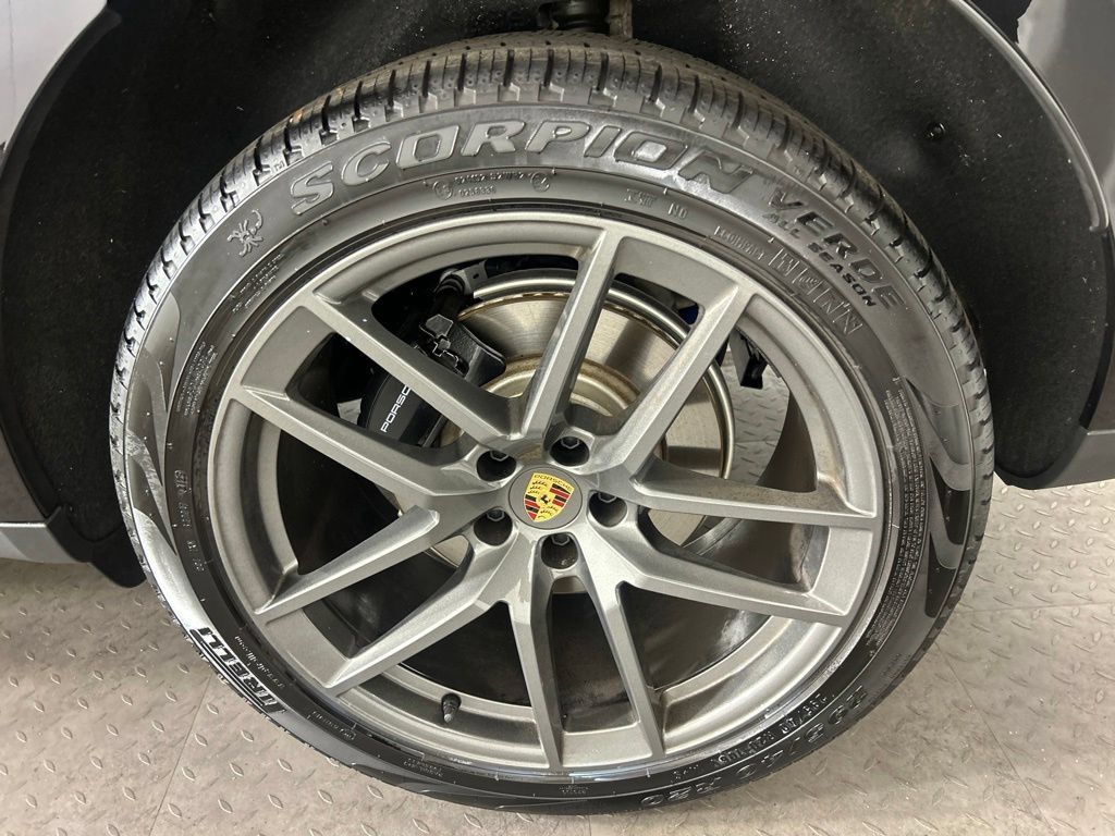 Certified 2026 Porsche Macan Turbo AWD/4WD image 11