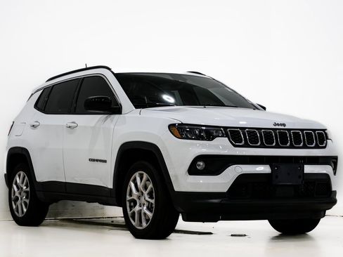 Used 2024 Jeep Compass Latitude image 1