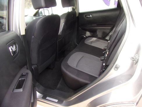 Used 2013 Nissan Rogue SV image 3