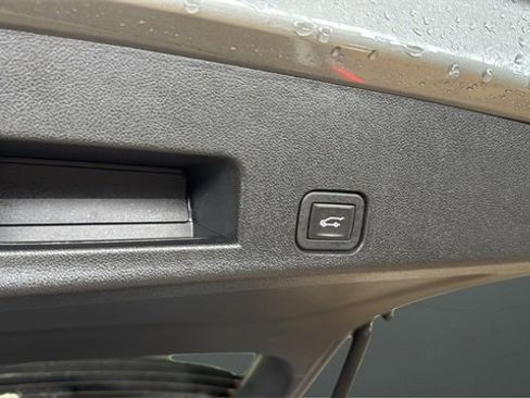 Used 2025 GMC Acadia Elevation image 41