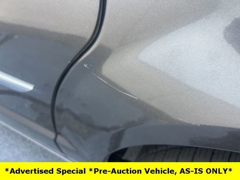 Used 2015 Chrysler Town & Country Touring image 16