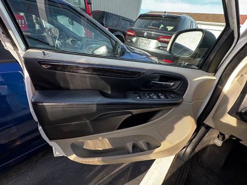 Used 2016 Dodge Grand Caravan SXT image 9