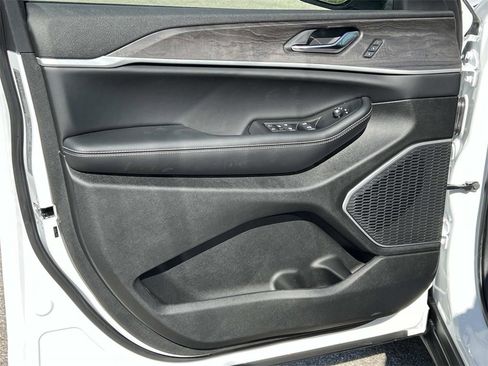 New 2025 Jeep Grand Cherokee Limited image 11