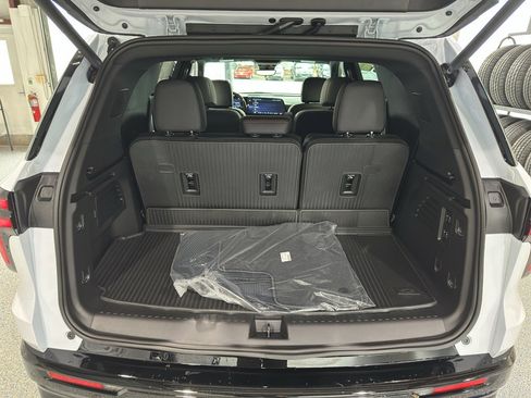 New 2026 Chevrolet Traverse RS w/ LPO, Floor Liner Package image 11