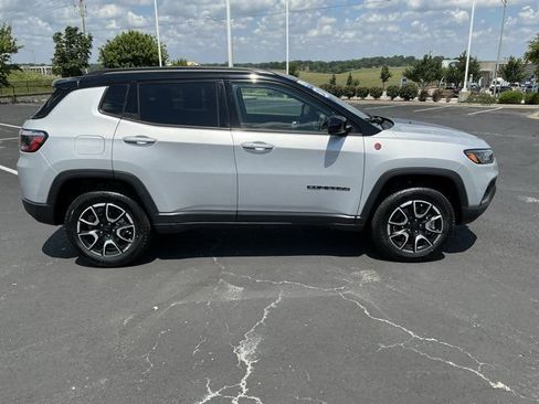 Used 2024 Jeep Compass Trailhawk AWD/4WD image 3
