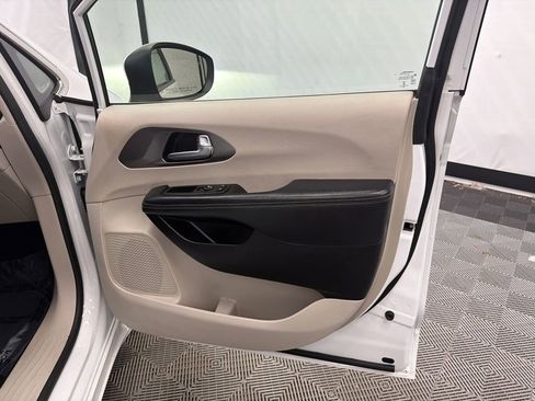 Used 2023 Chrysler Pacifica Touring-L FWD image 16